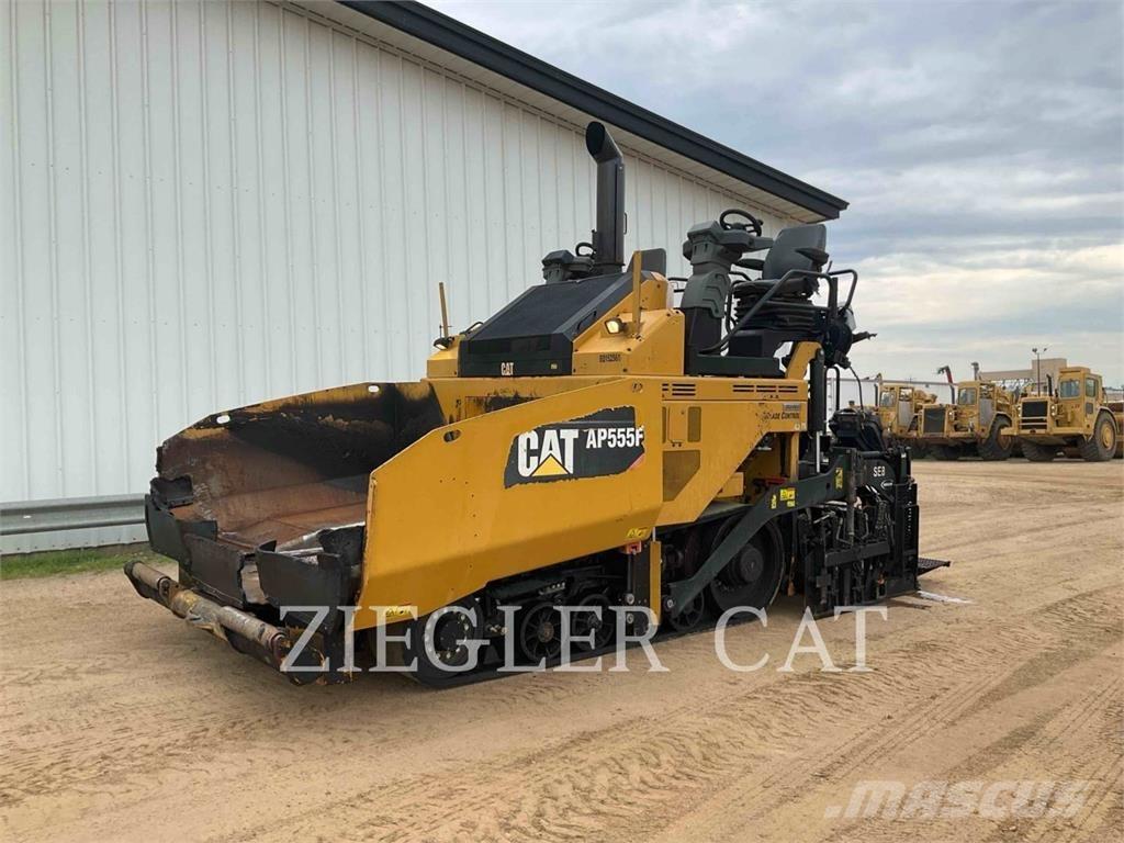 CAT AP555F Машини за асфалт
