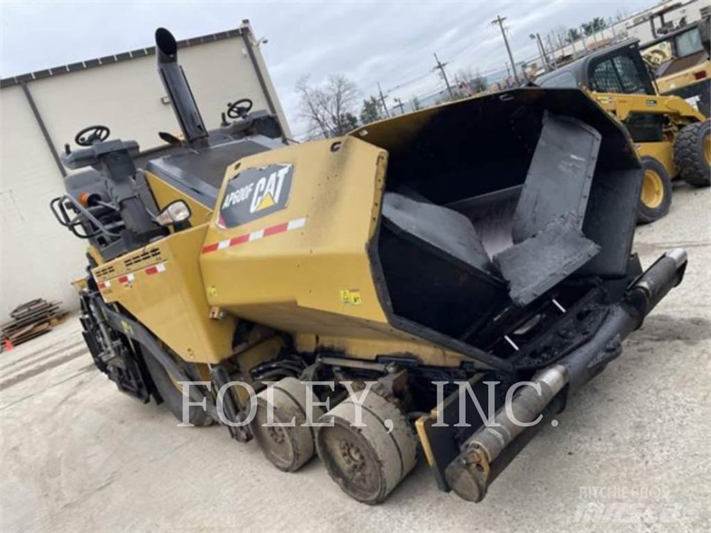 CAT AP600F Машини за асфалт