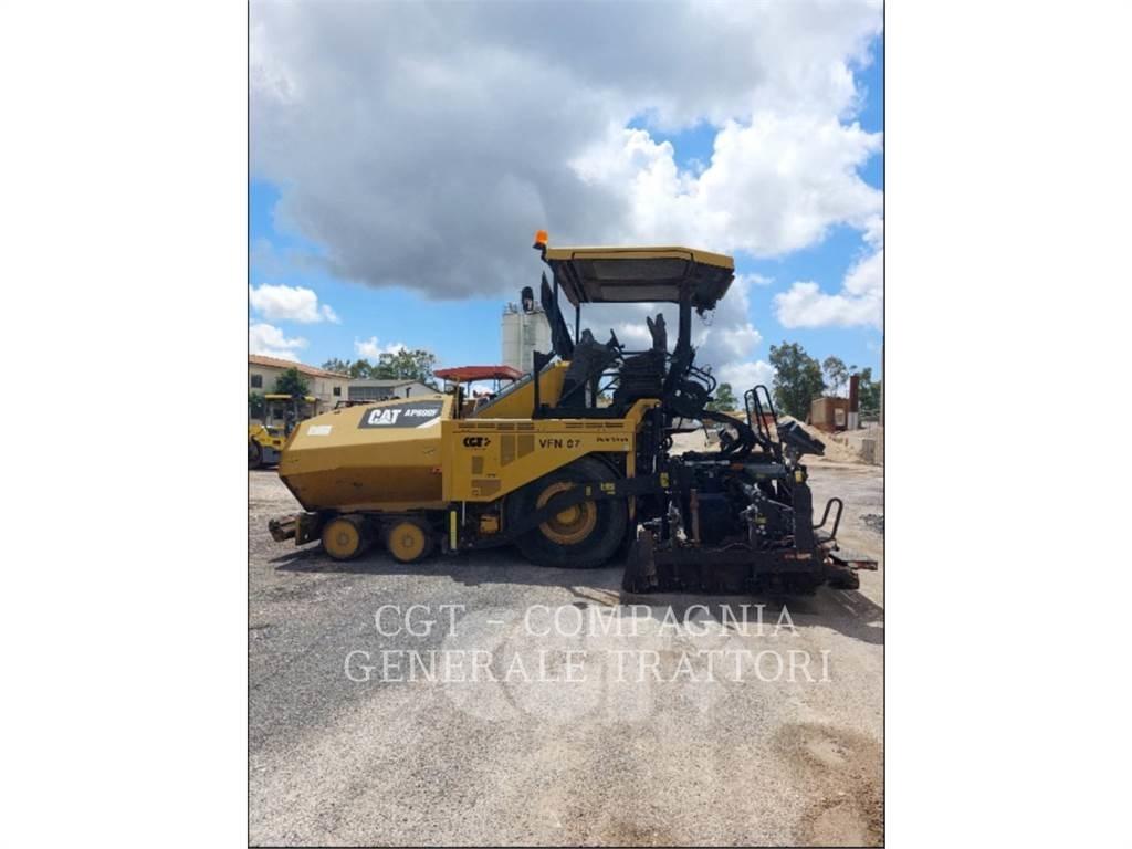 CAT AP600F Машини за асфалт