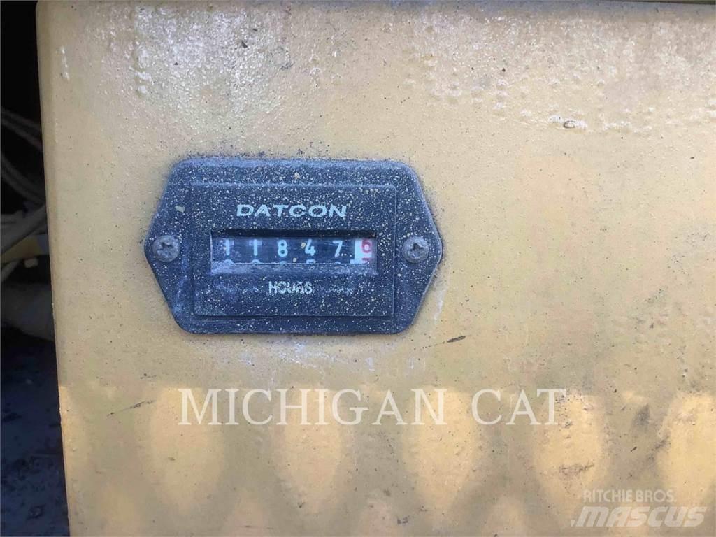 CAT AP650B Машини за асфалт