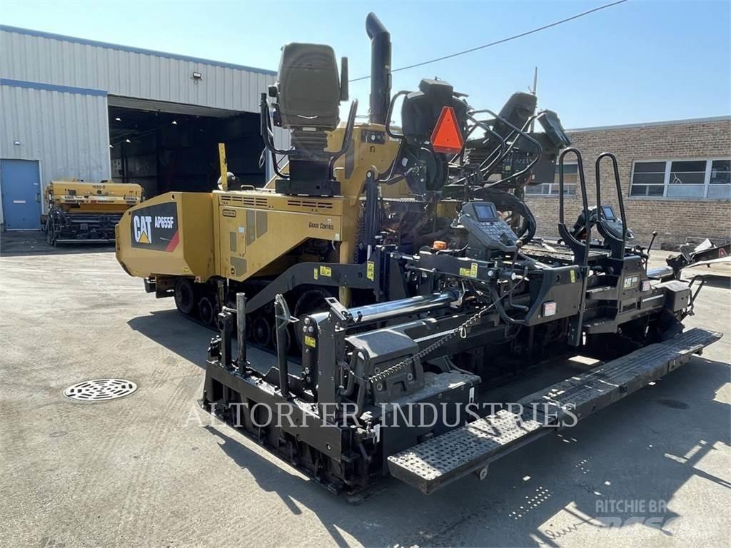CAT AP655F Машини за асфалт