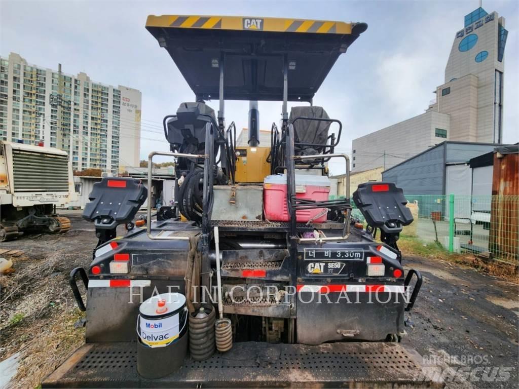 CAT AP655F Машини за асфалт
