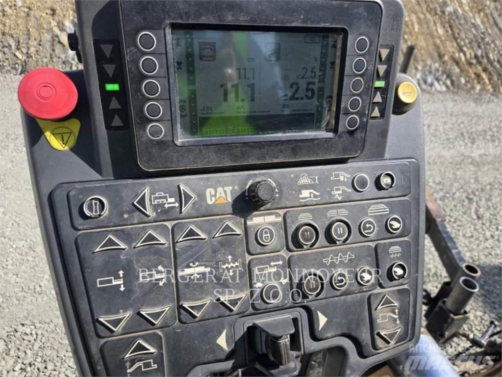 CAT AP655F Машини за асфалт