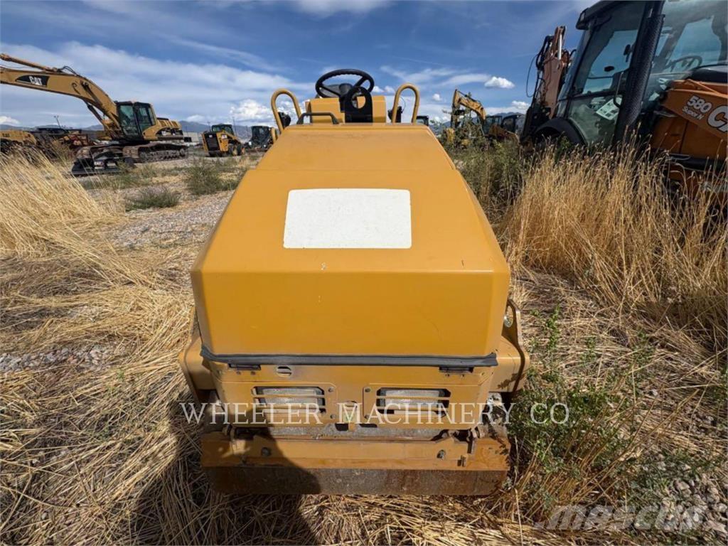 CAT CB1.8 Товарач със заден ексватор