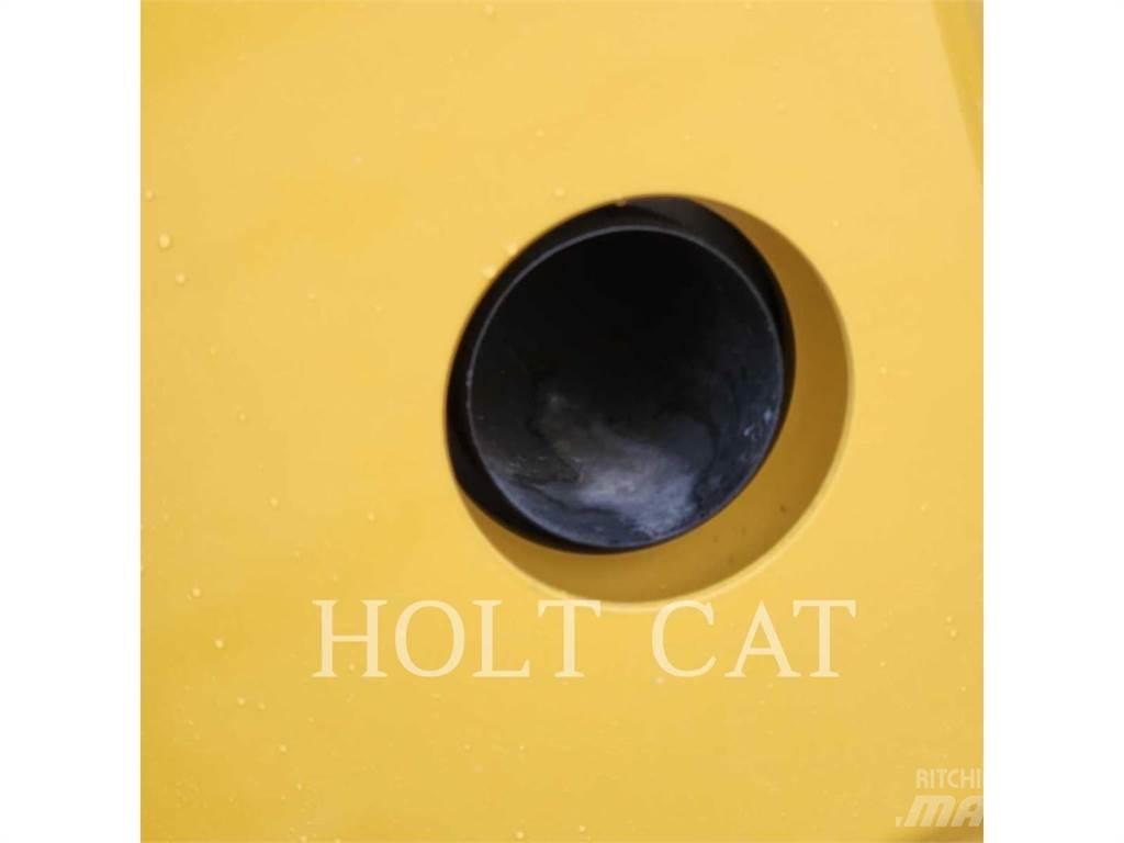 CAT CB15 Колесни товарачи