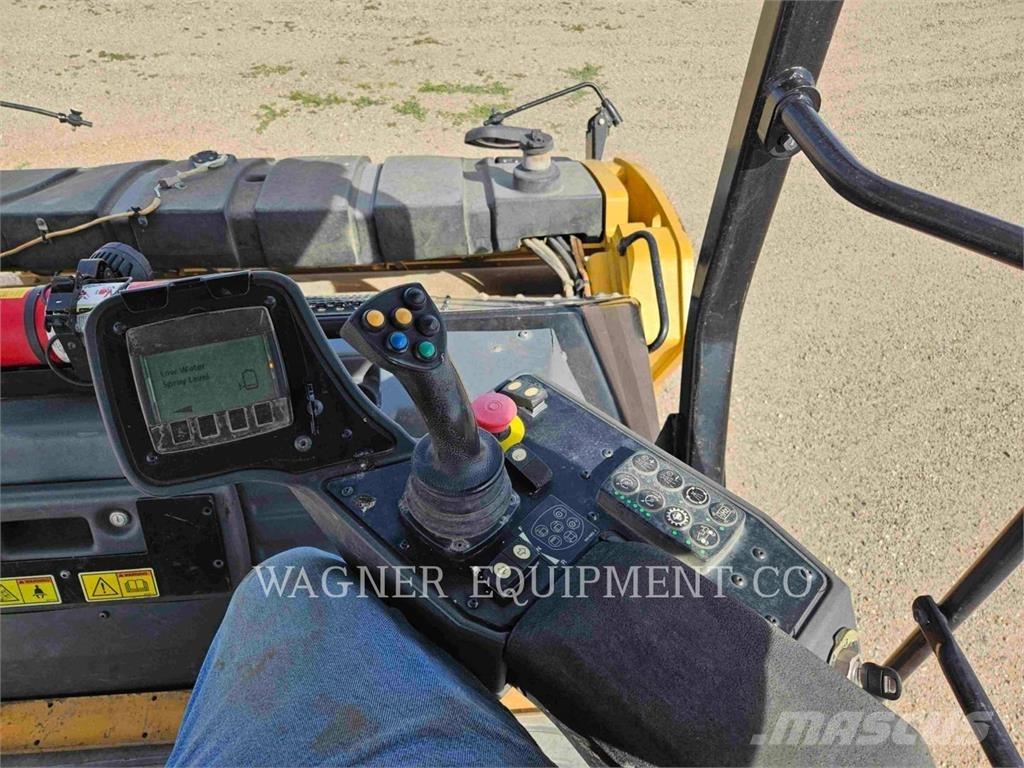 CAT CB16 Машини за асфалт