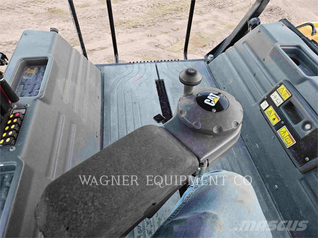 CAT CB16 Машини за асфалт