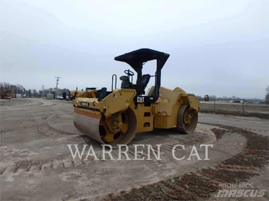 CAT CB64 Машини за асфалт