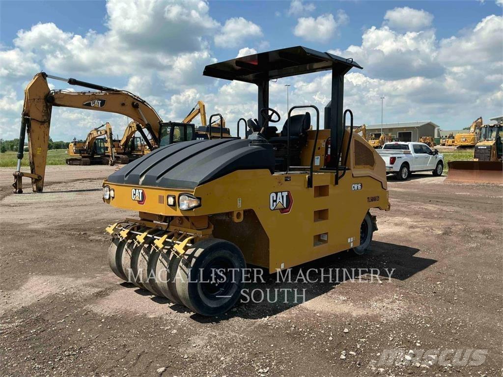 CAT CW16 Пневматични гумени  ролки
