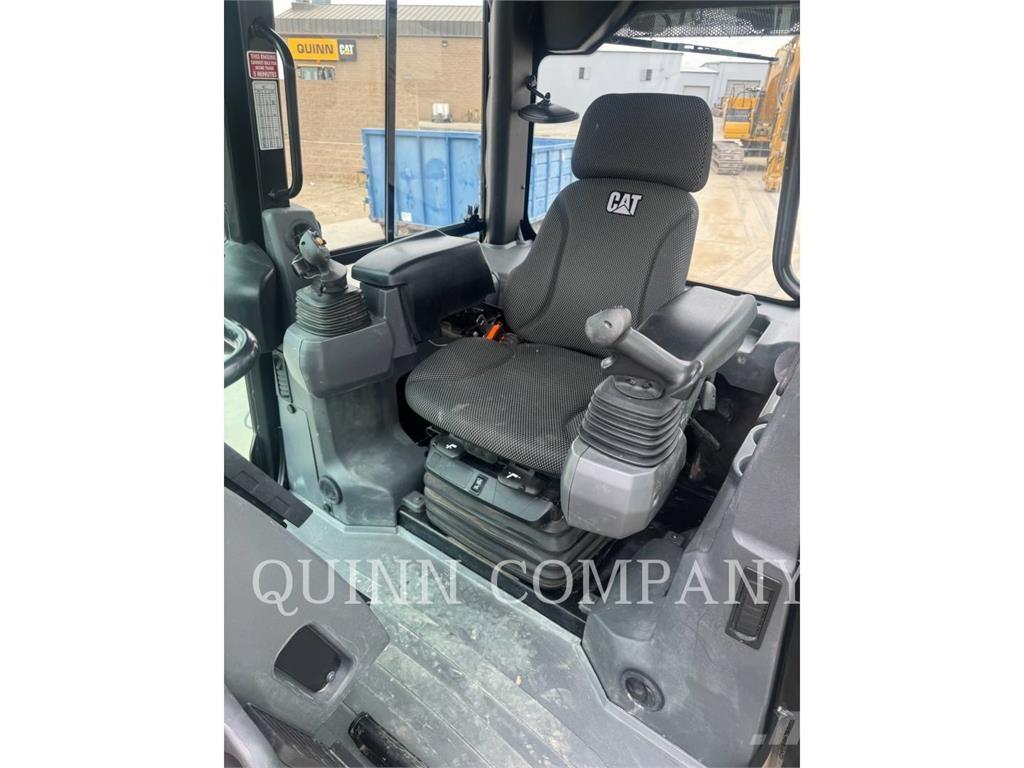 CAT D2 Товарач със заден ексватор