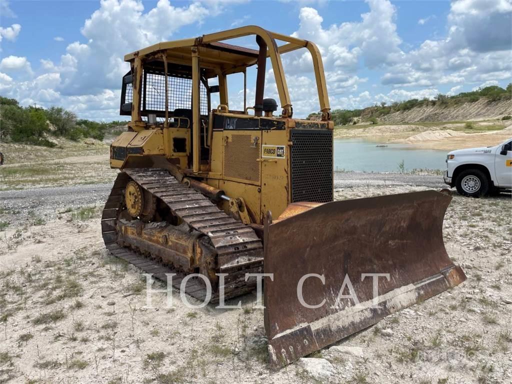 CAT D5M Верижни булдозери
