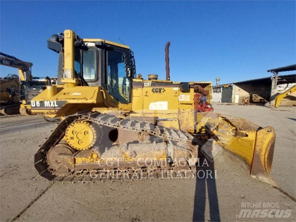 CAT D6M Верижни булдозери
