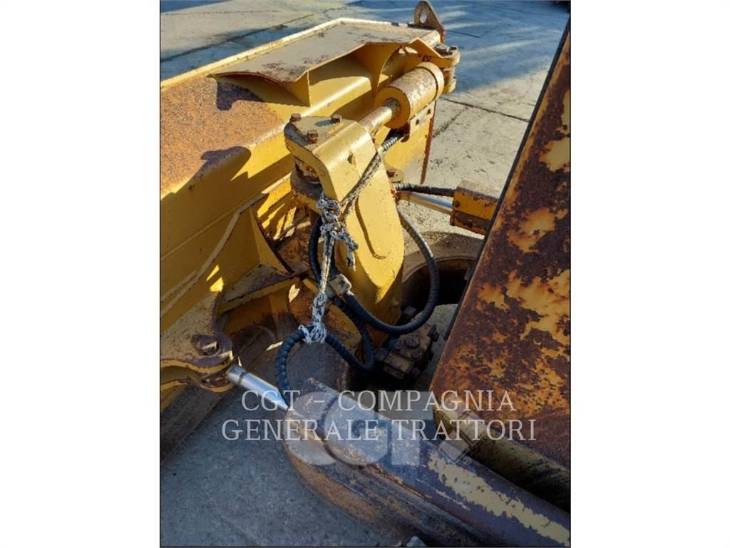 CAT D6M Верижни булдозери
