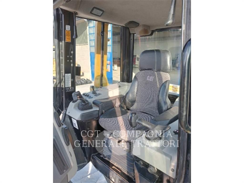 CAT D6N Верижни булдозери
