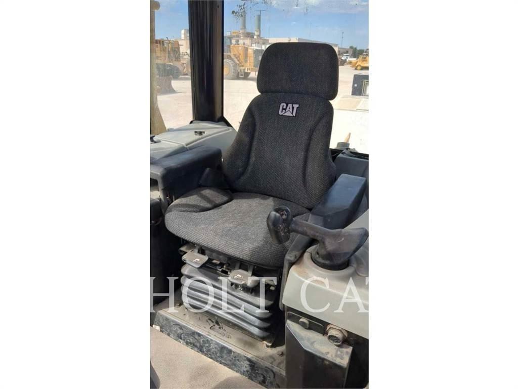 CAT D6N LAND Верижни булдозери
