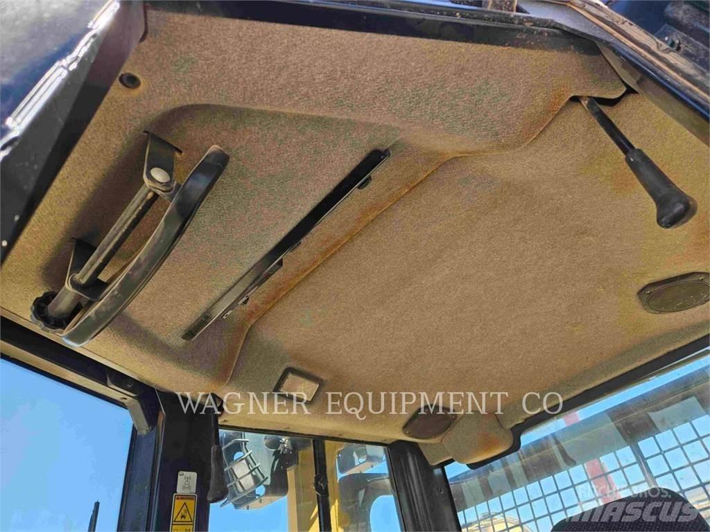 CAT D6N XL Верижни булдозери
