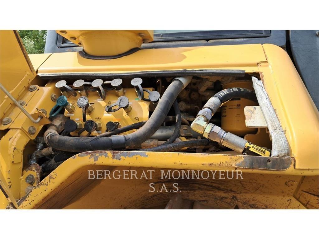 CAT D6NXL Верижни булдозери
