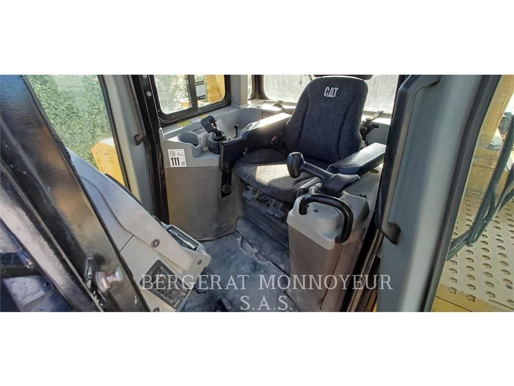 CAT D6T3B XW Верижни булдозери
