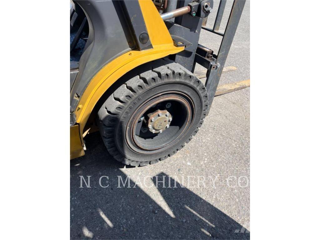 CAT GP30N5 Камиони с АГУ