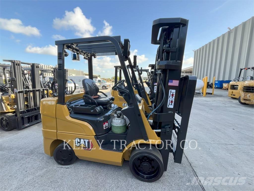 CAT MCF2C60004 Камиони с АГУ