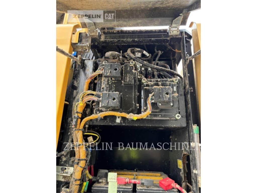 CAT MH3022-06C Багери за разрушаване

