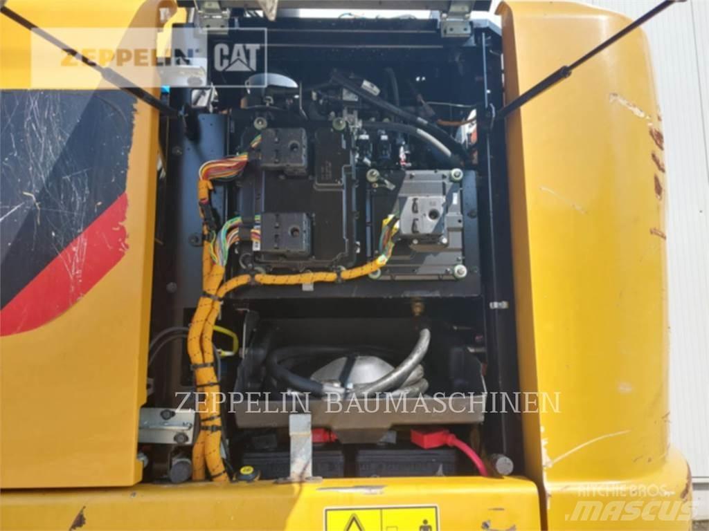 CAT MH3024-06C Багери за разрушаване
