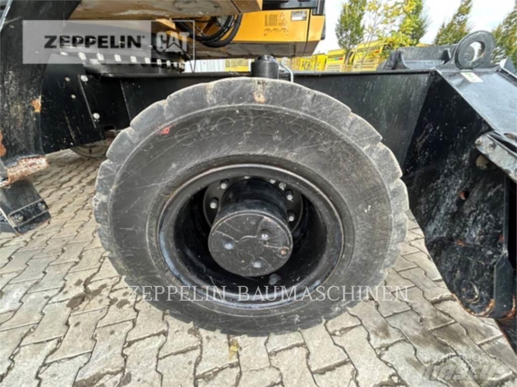 CAT MH3024-06C Багери за разрушаване
