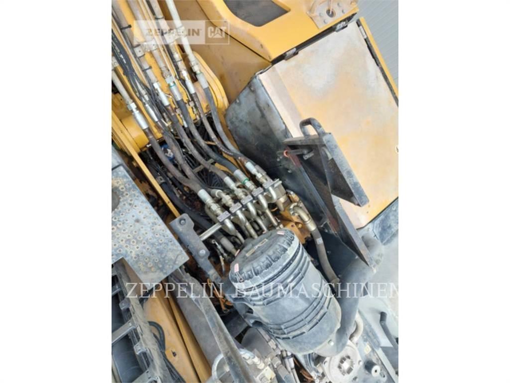 CAT MH3024-06C Багери за разрушаване
