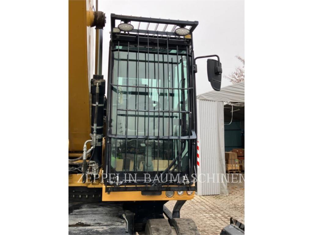 CAT MH3024-06C Багери за разрушаване
