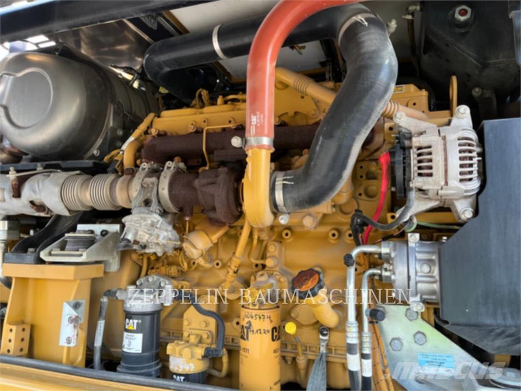 CAT MH3024-06C Багери за разрушаване
