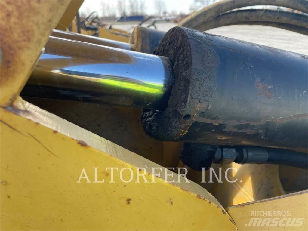 CAT TS180 Скрепери
