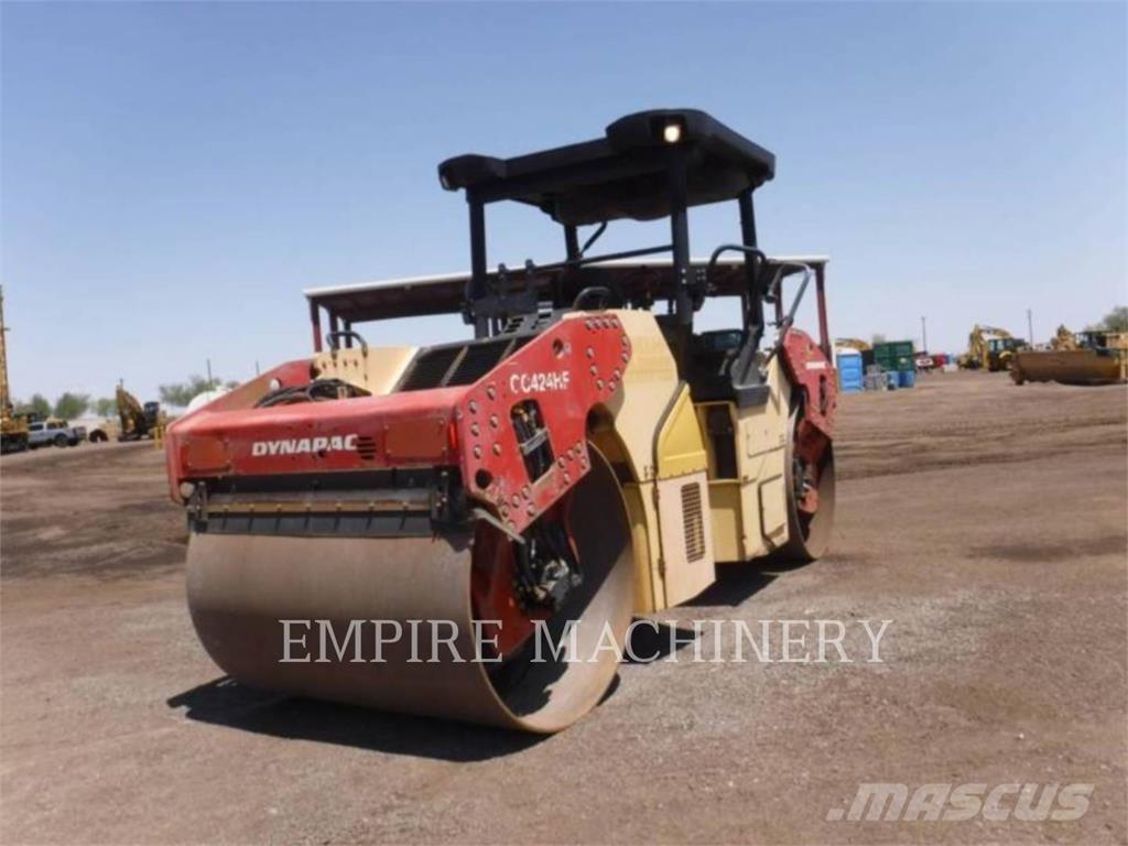 Dynapac CC424HF Двойни барабанни ролки
