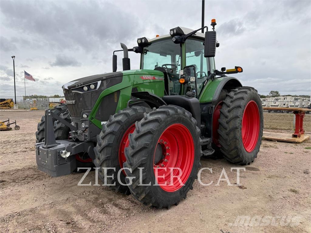 Fendt 933 VARIO Трактори