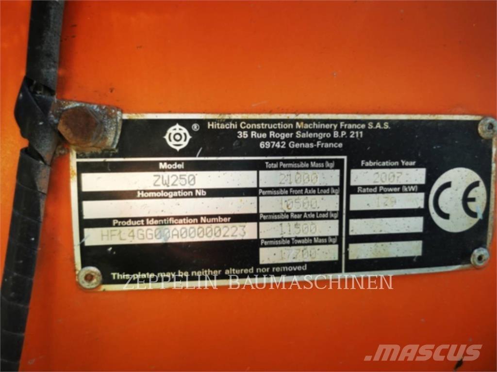Hitachi ZW250 Колесни товарачи