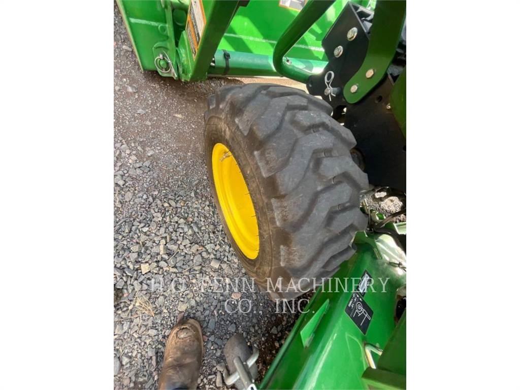 John Deere 2025R Трактори