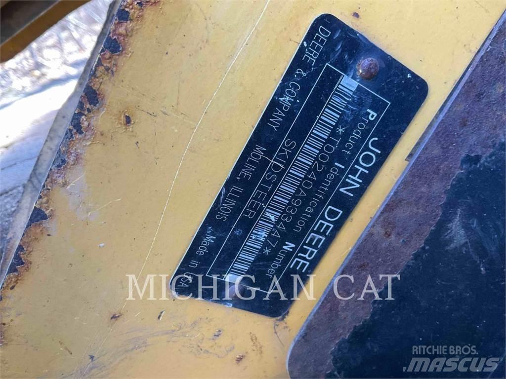 John Deere 240 Мини товарачи
