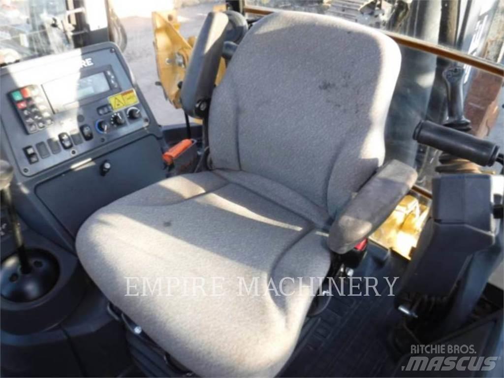 John Deere 410L Товарач със заден ексватор
