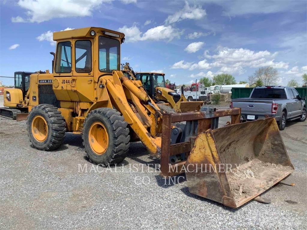 John Deere 444 Колесни товарачи