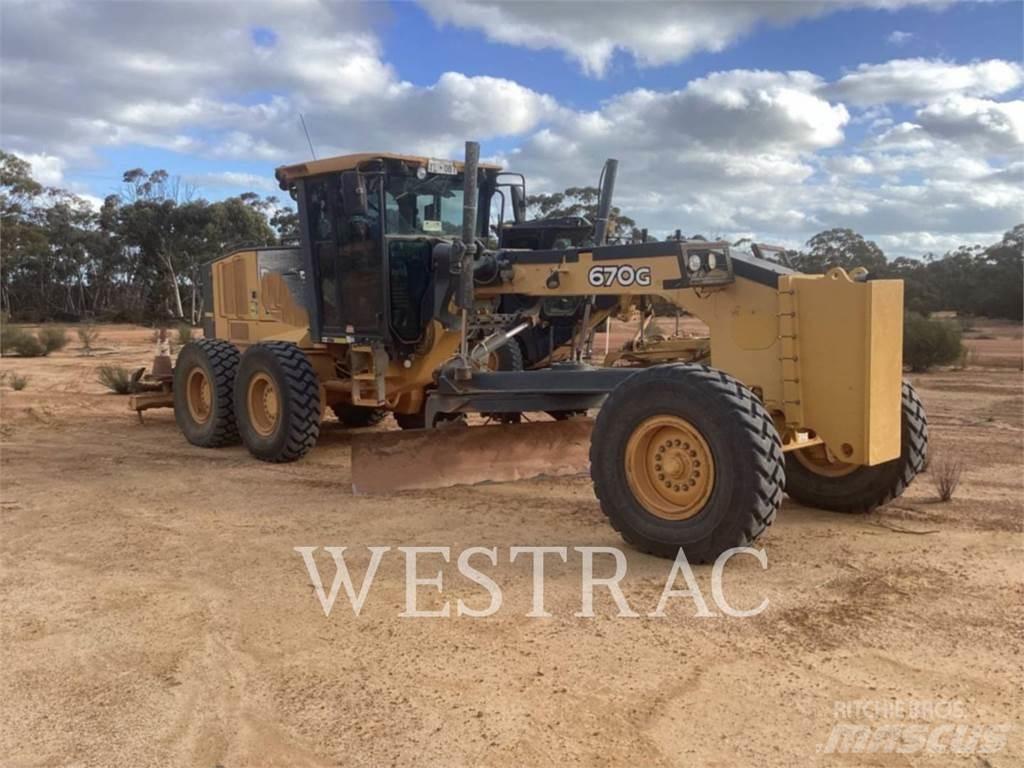 John Deere 670G Грейдери