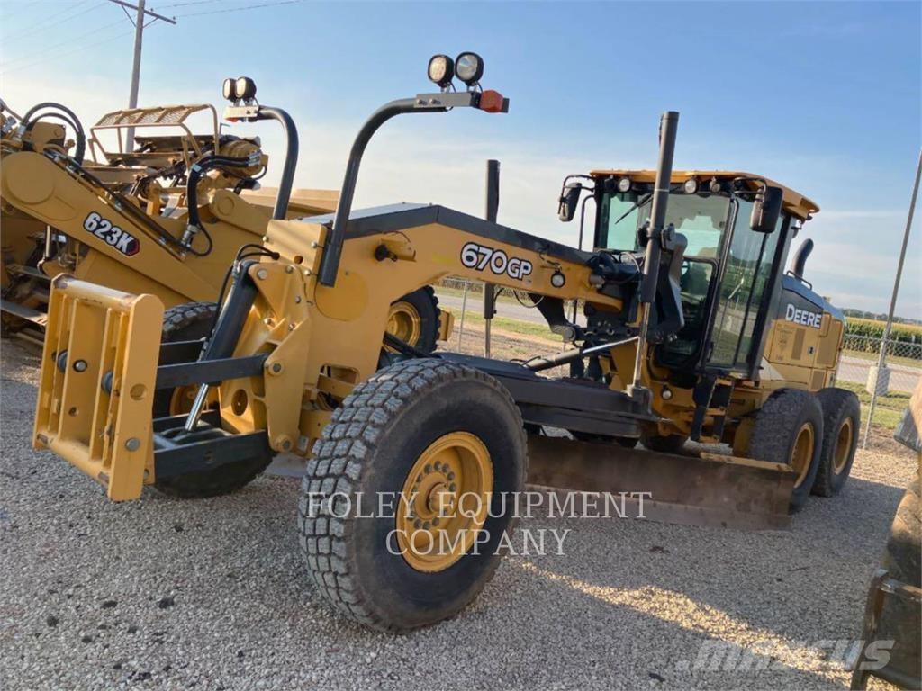 John Deere 670GP Грейдери