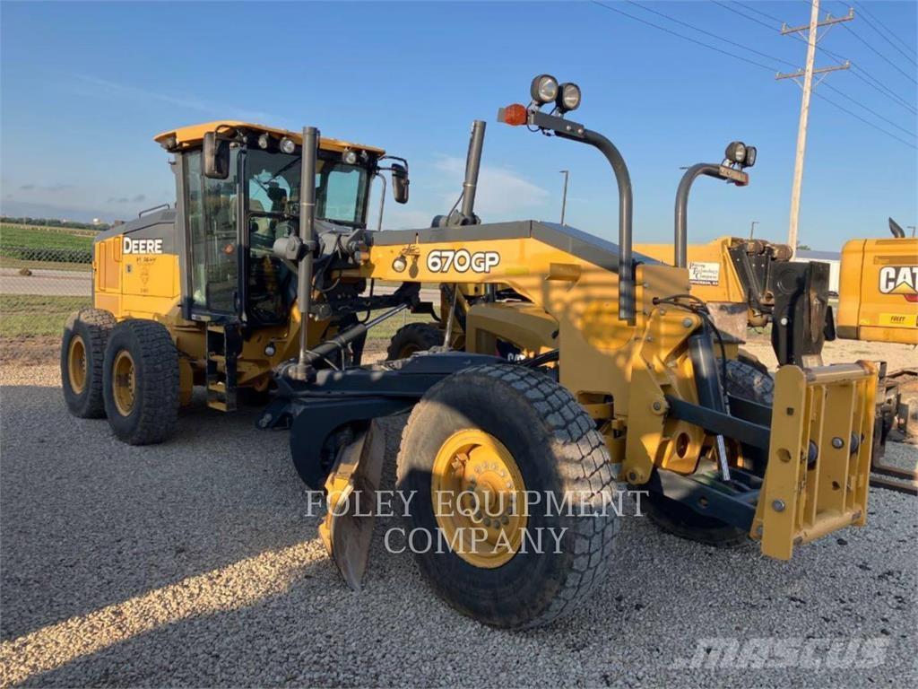 John Deere 670GP Грейдери