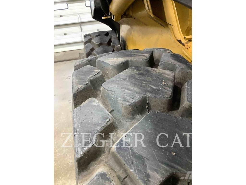 John Deere & CO. 320 D Мини товарачи

