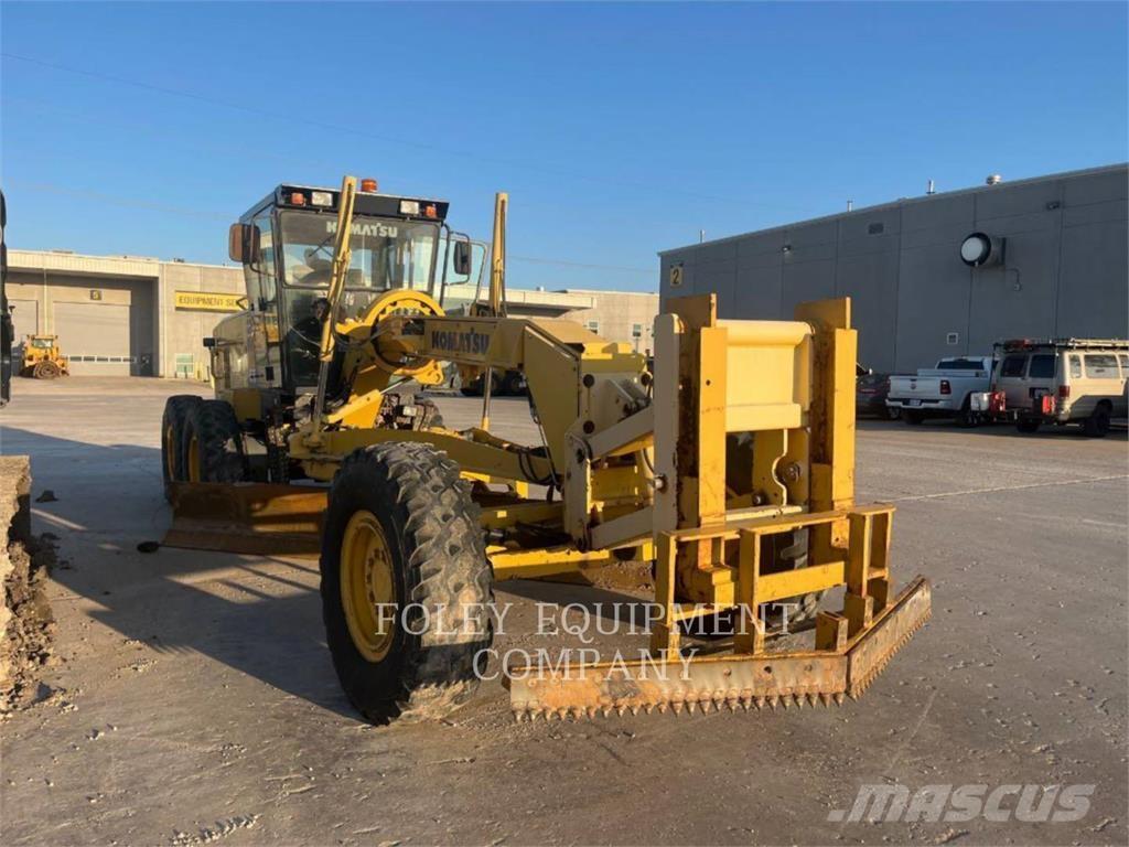 Komatsu GD655-3 Грейдери