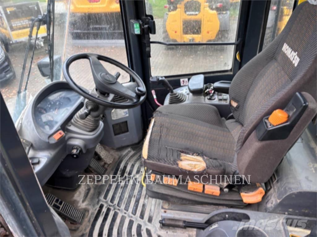 Komatsu WA250 Колесни товарачи