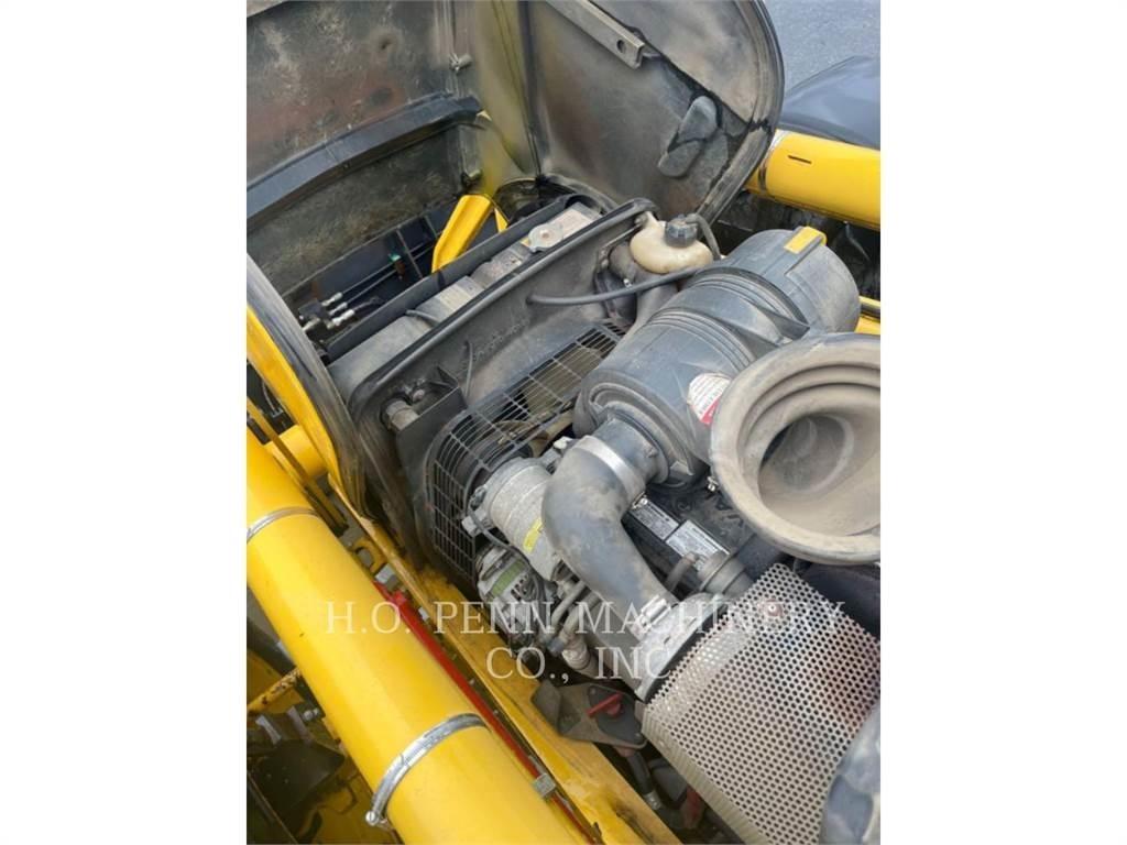 Komatsu WB150 Товарач със заден ексватор