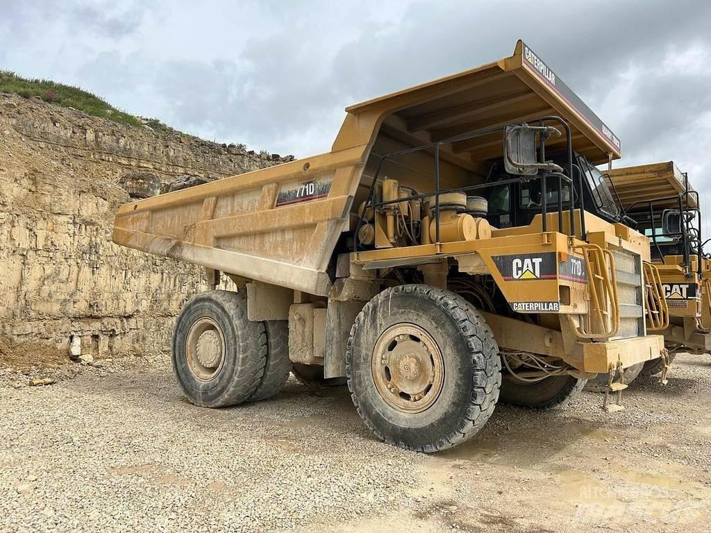 CAT 771D Странични самосвали