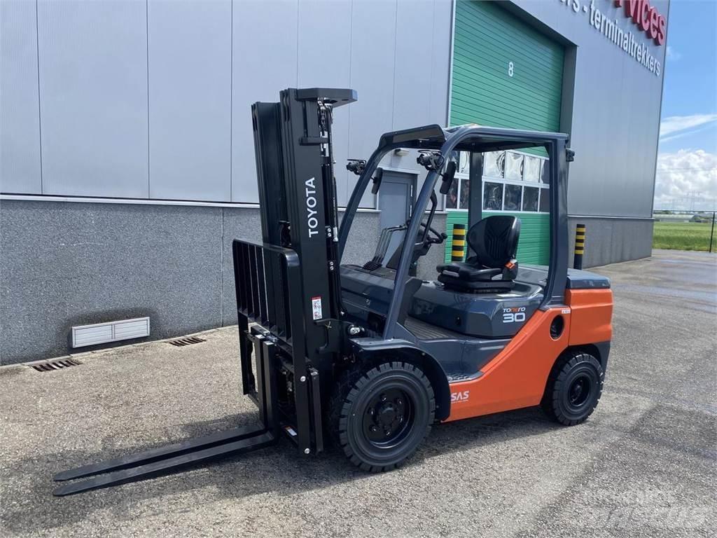 Toyota 52-8FDF30 Дизелови камиони