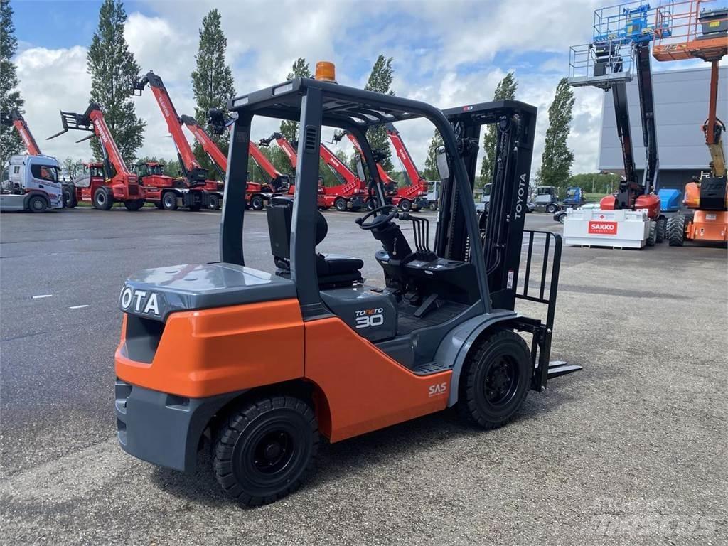 Toyota 52-8FDF30 Дизелови камиони