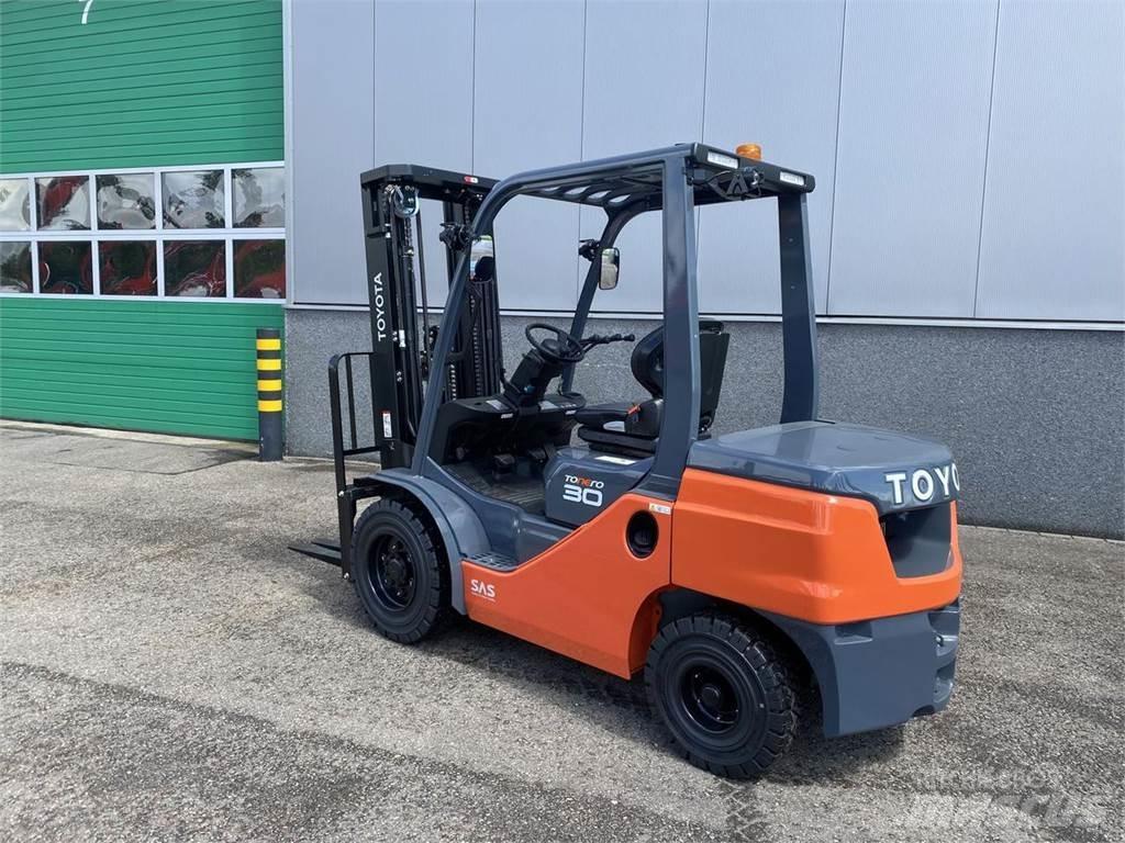 Toyota 52-8FDF30 Дизелови камиони