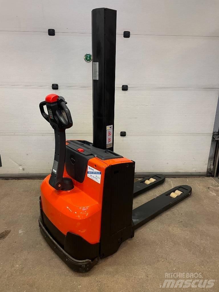 BT Toyota SWE080L Колички високоповдигачи с теглич